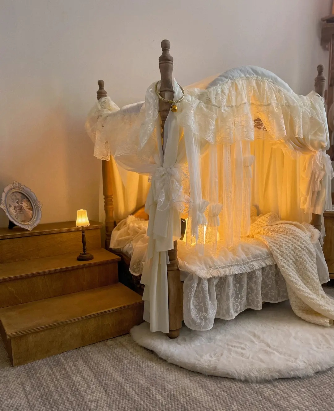 Canopy princess vintage pet bed detail 1